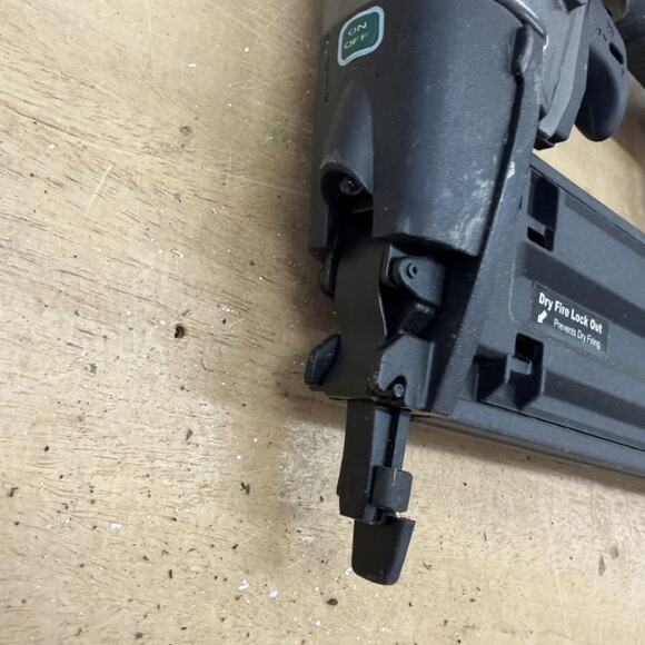 Masterforce 208-5005 Magnesium 18 GA Brad Nailer 5/8"-2-1/8" Used - Picture 4 of 11